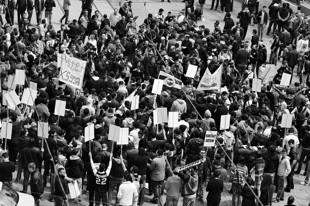 德國(guó)足球甲級(jí)聯(lián)賽激戰(zhàn)正酣，賽場(chǎng)動(dòng)態(tài)與球隊(duì)表現(xiàn)的激情對(duì)決