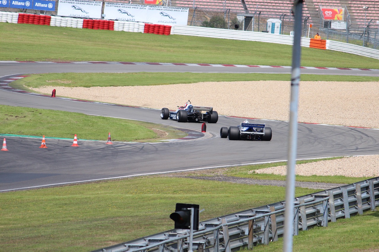 F1賽車與摩托車比賽的視覺盛宴，激烈對決視頻解析