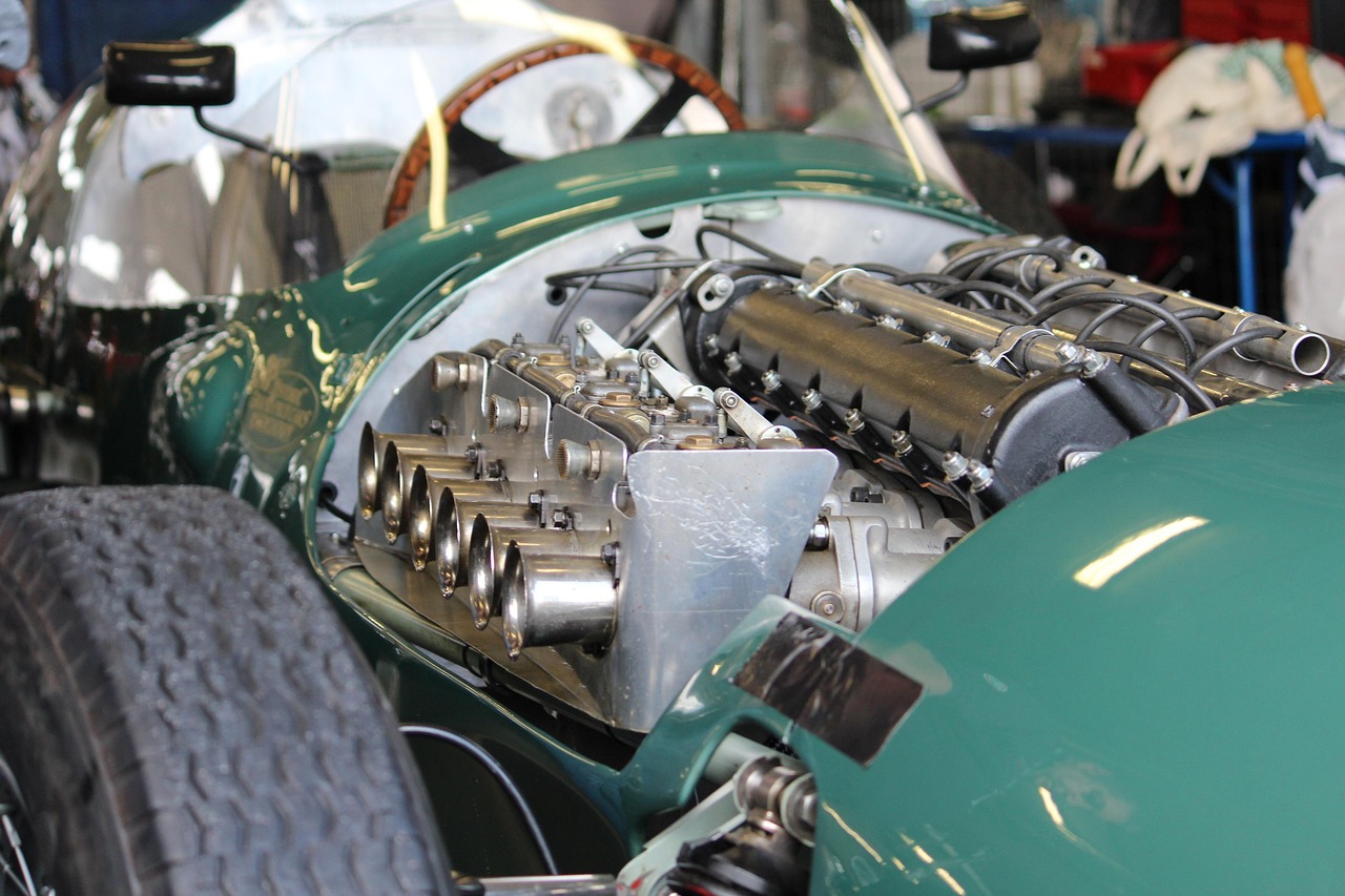 F1賽車與摩托車比賽的視覺盛宴,激烈對決視頻解析