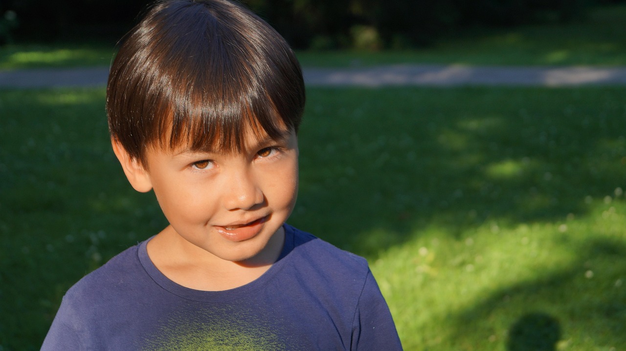 星光下的可愛力量,萌男明星的魅力展現(xiàn)