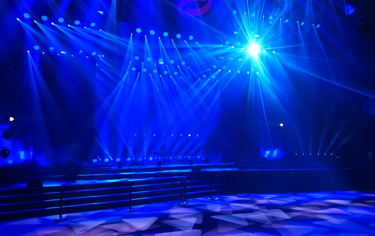 東臺(tái)演員,舞臺(tái)之光下的璀璨明星