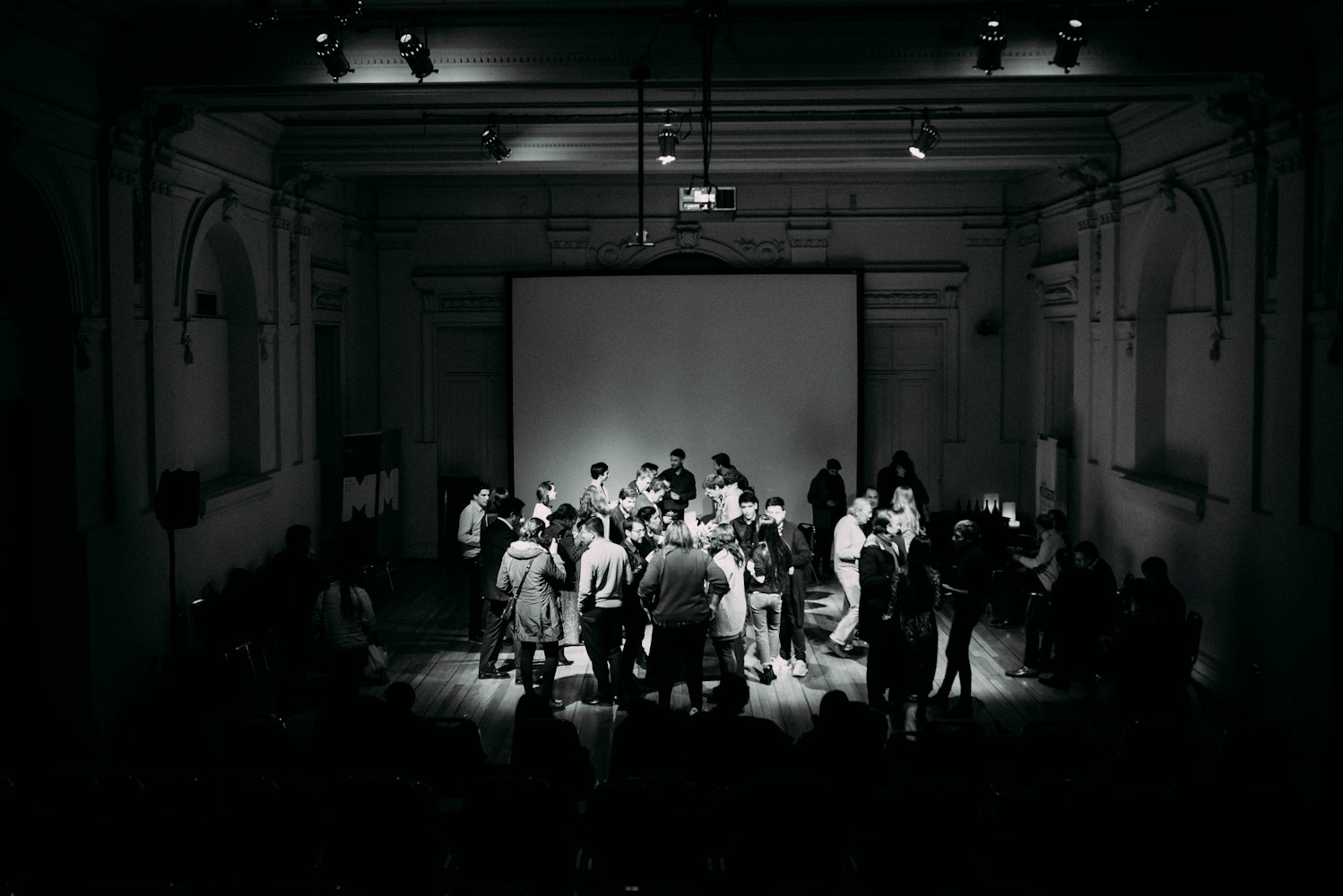 光影交織的敘事藝術(shù)，電影圖片小說探究