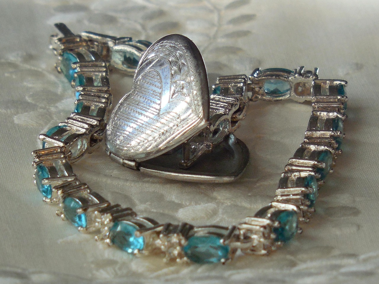 現(xiàn)代動漫頭像，流行文化的獨(dú)特魅力與個(gè)性化表達(dá)風(fēng)采