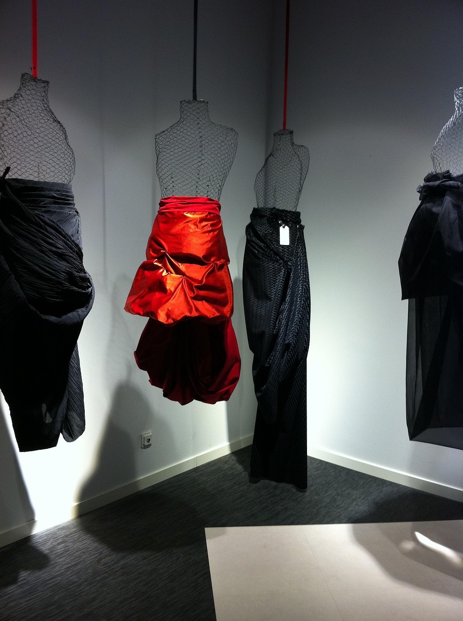 最新時(shí)尚服飾引領(lǐng)潮流魅力，展現(xiàn)個(gè)性風(fēng)采