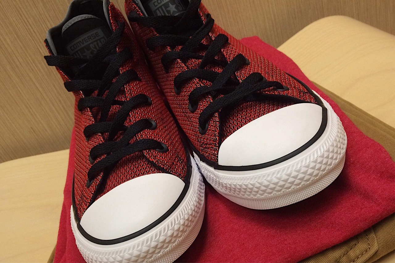 最新街頭挑鞋短視頻，時(shí)尚潮流的熱門(mén)選擇