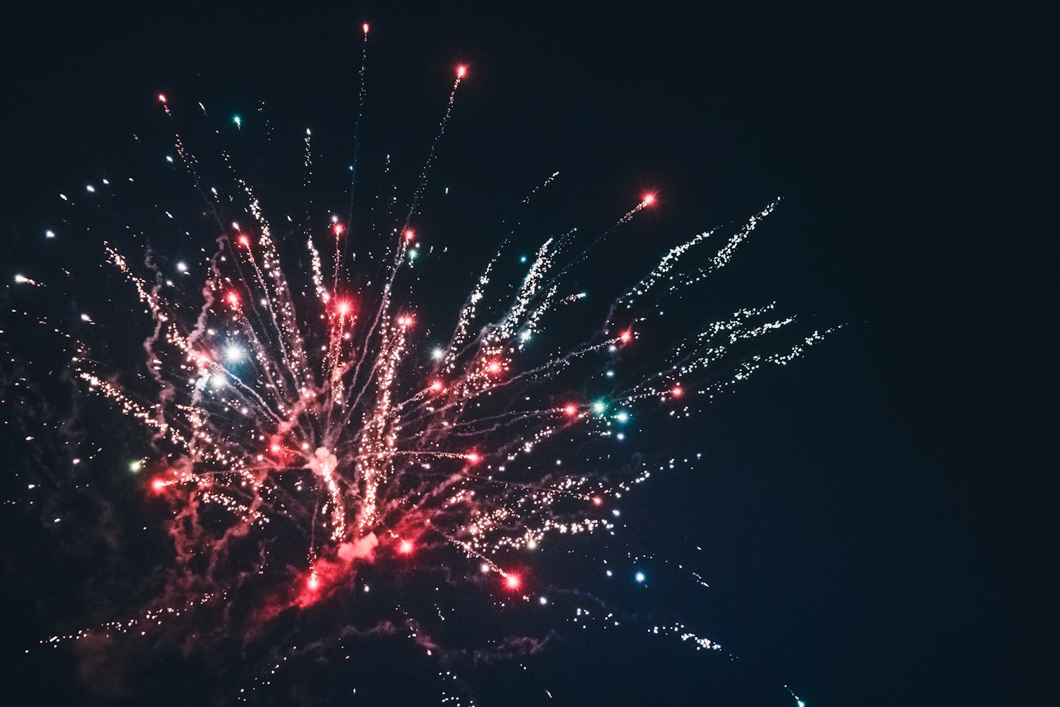 最新除夕精彩瞬間,煙花映夜空,萬(wàn)家燈火共團(tuán)圓時(shí)刻